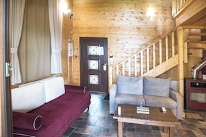 The Farmwood Cottage - 2 Bedroom Villa with Sauna & Shared Pool | Salle de séjour | Télévision à écran plat