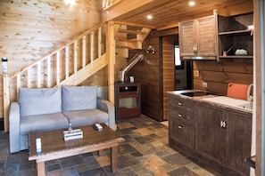 The Farmwood Cottage - 2 Bedroom Villa with Sauna & Shared Pool | Olohuone | Taulutelevisio