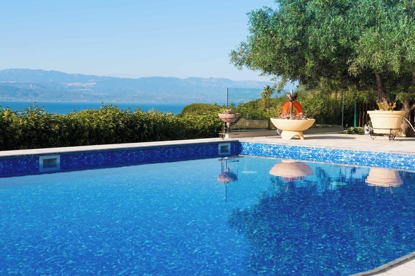 3 albercas al aire libre, sombrillas en la alberca y camastros