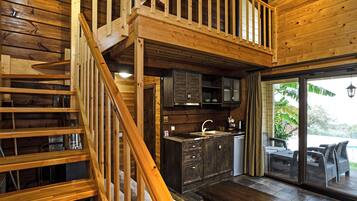 The Woodland Cottage - 2 Bedroom Villa with Sea View, Sauna & Shared Pool | Wohnbereich | Flachbildfernseher