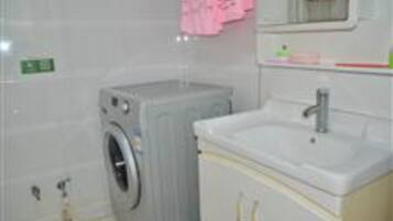 Two-Bedrooms Apartment | Bathroom | Shower, free toiletries, hair dryer, slippers