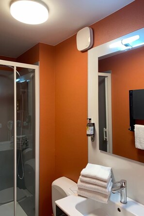 Douche, articles de toilette gratuits, sèche-cheveux