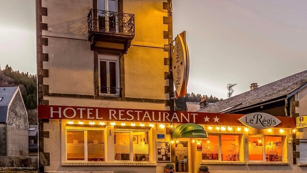 A hotel with a sign reading "HOTEL RESTAURANT Le Régis". - Hôtel Le Regis (Mont-Dore)