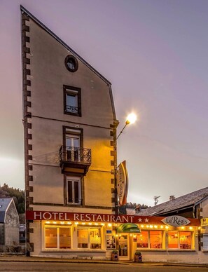 A hotel with a sign reading "HOTEL RESTAURANT Le Régis". - Hôtel Le Regis (Mont-Dore)