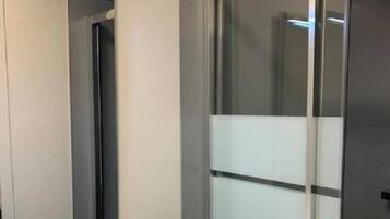 تجهيزات دش، مستلزمات مجانية للعناية الشخصية، مجففات شعر، مناشف