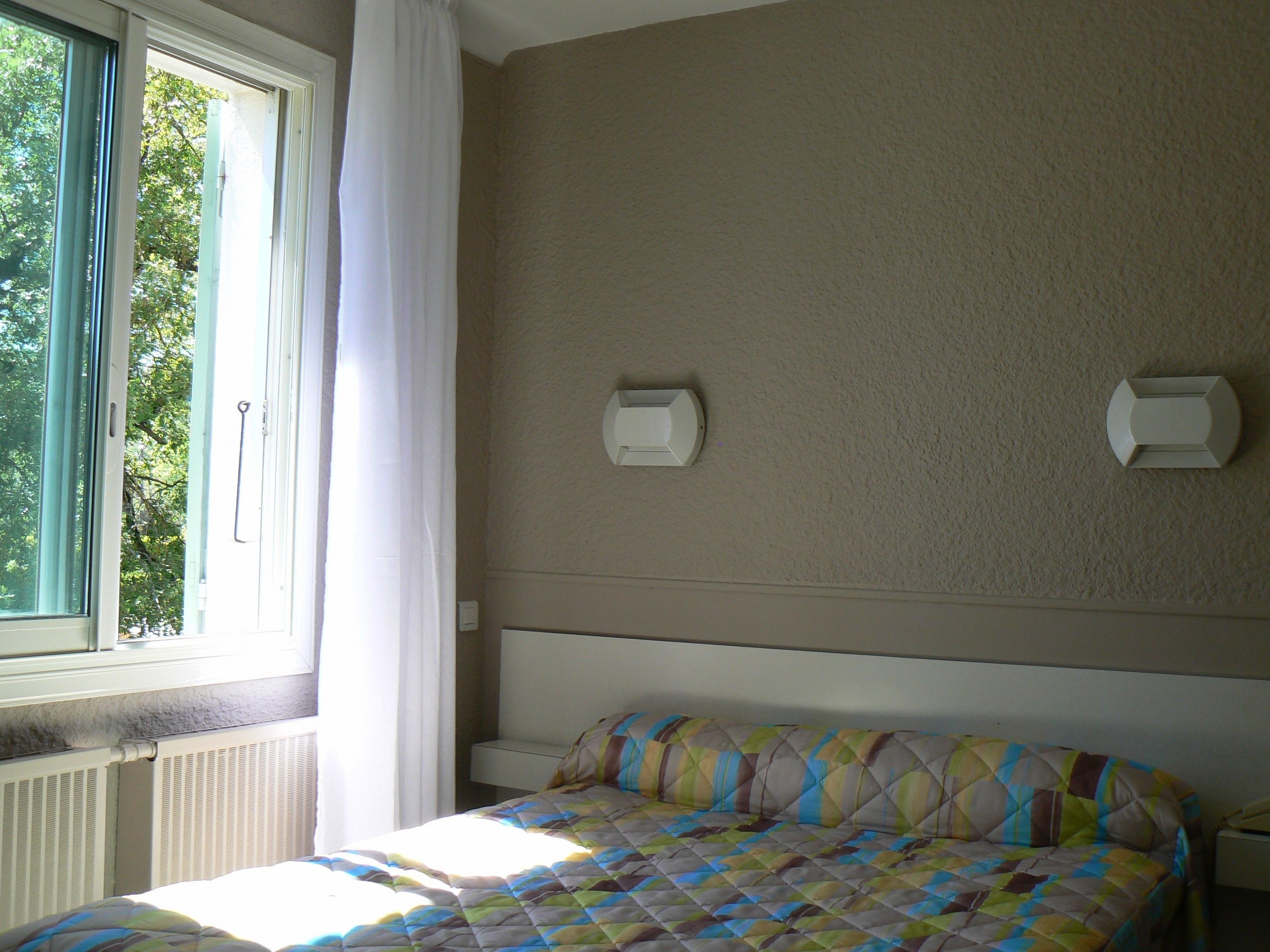 Desk, soundproofing, WiFi (free), bed sheets