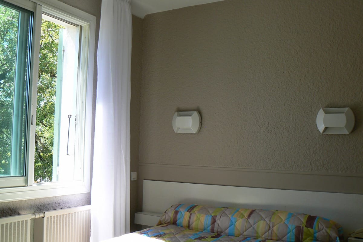 Escritorio, sistema de insonorización, wifi gratis y ropa de cama 