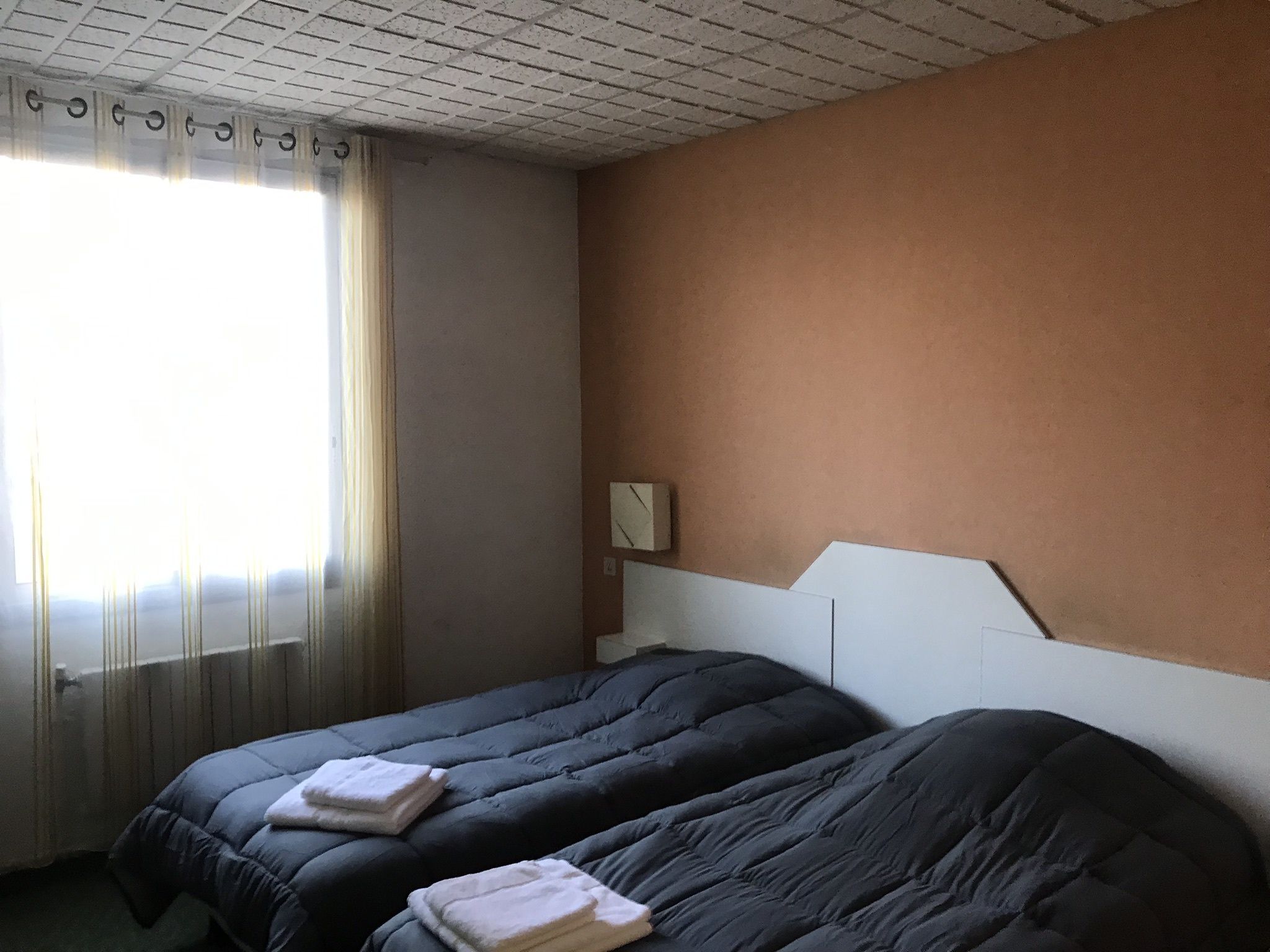 Desk, soundproofing, WiFi (free), bed sheets