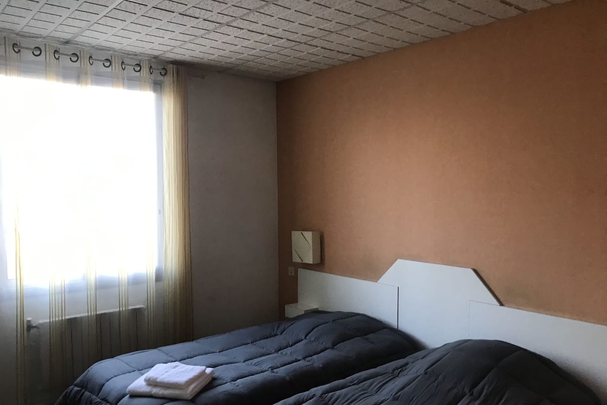Escritorio, sistema de insonorización, wifi gratis y ropa de cama 