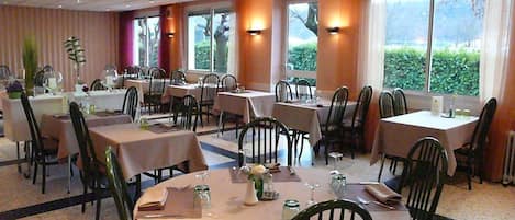 Se sirven comidas, cenas y cocina regional