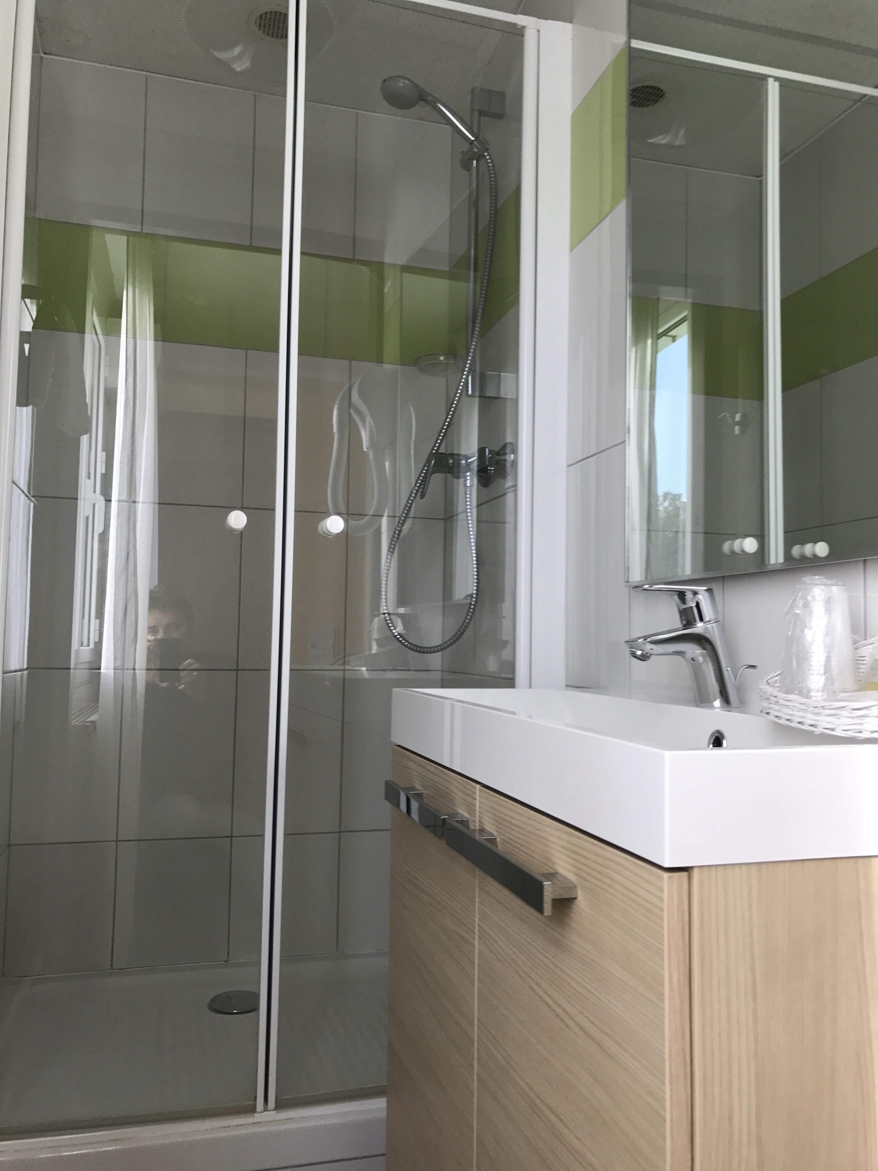 Serviettes fournies, savon, shampoing, papier toilette