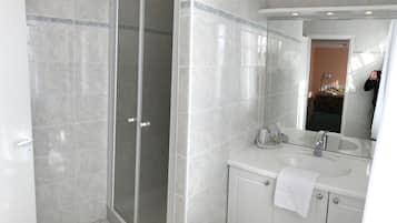 Bathroom | Towels, soap, shampoo, toilet paper