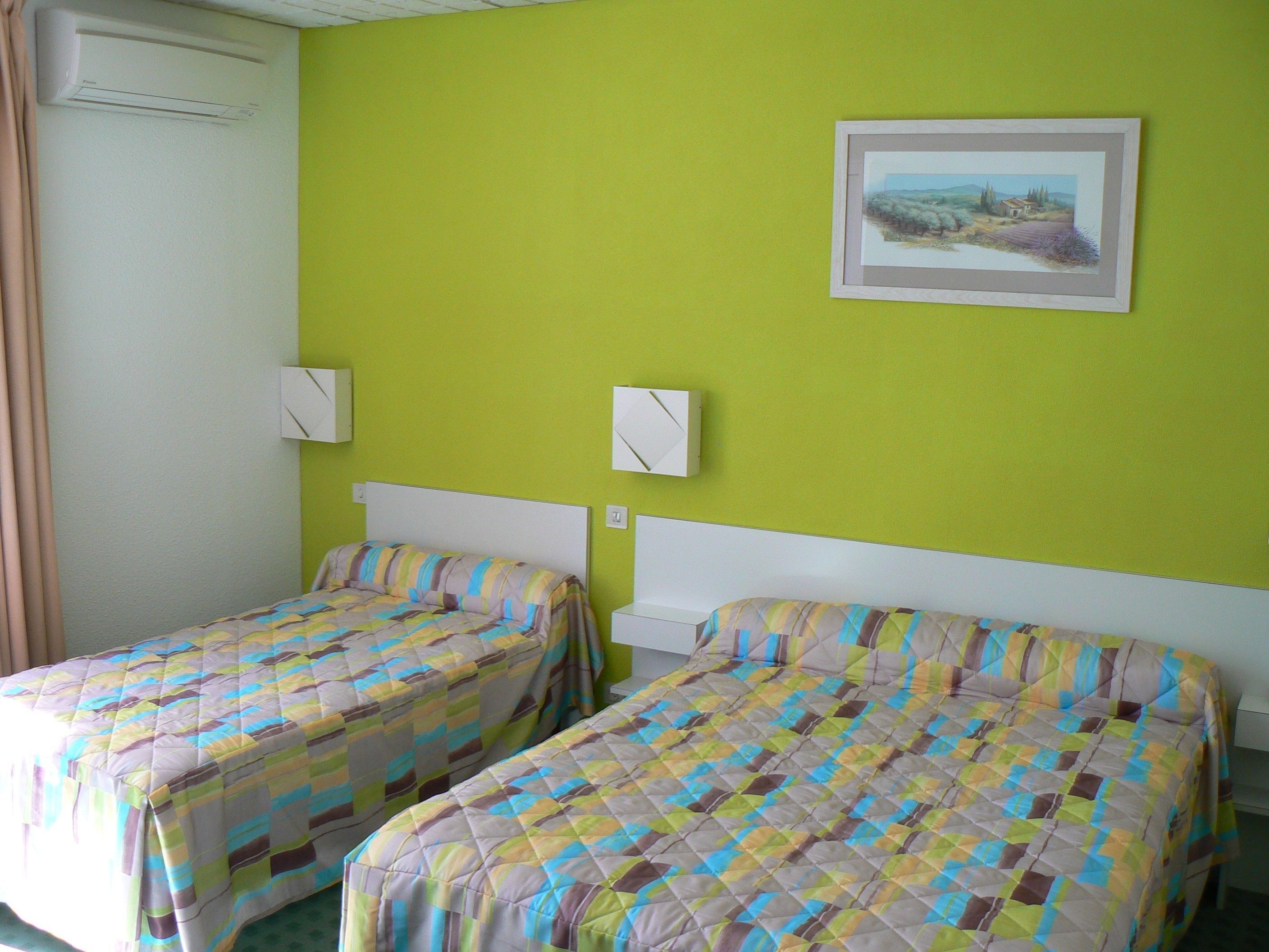 Een bureau, gratis wifi, beddengoed
