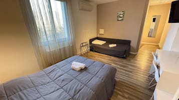 Quarto quádruplo superior | Escrivaninha, quartos à prova de som, Wi-Fi de cortesia, roupa de cama