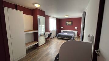 Superior Triple Room | Desk, soundproofing, free WiFi, bed sheets