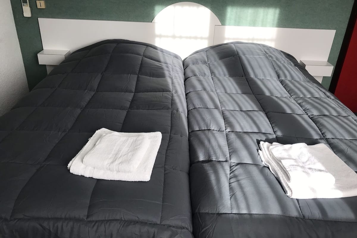 Escritorio, sistema de insonorización, wifi gratis y ropa de cama 