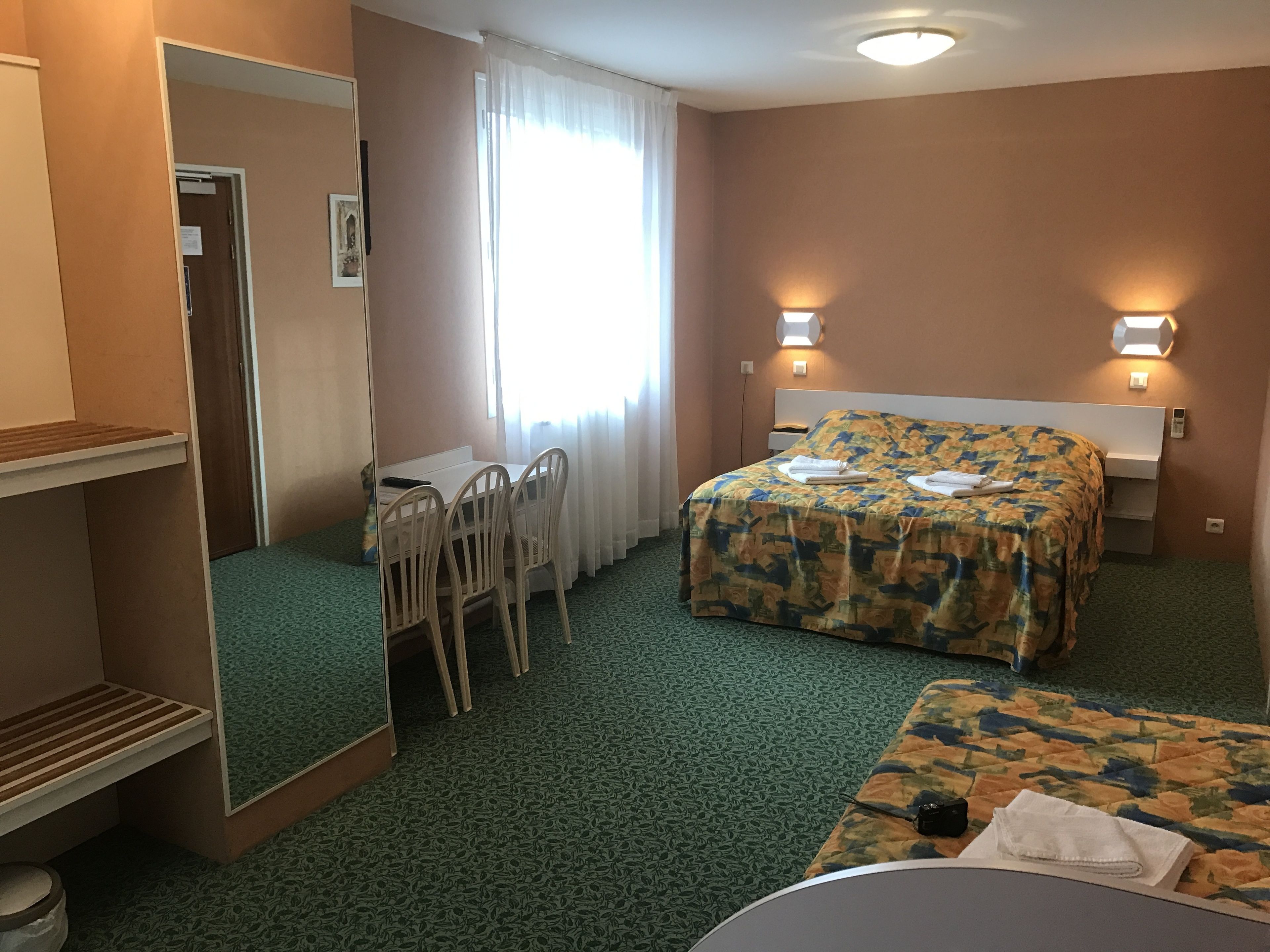 Desk, soundproofing, WiFi (free), bed sheets