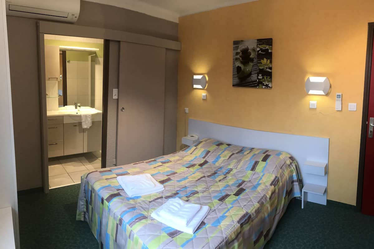 Escritorio, sistema de insonorización, wifi gratis y ropa de cama 