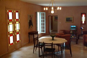 Televisión de pantalla plana y chimenea 