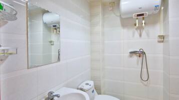 Apartment, 2Â Schlafzimmer | Badezimmer | Dusche, kostenlose Toilettenartikel, Haartrockner, Hausschuhe