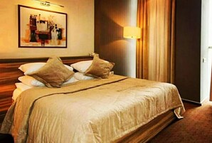 Luxe beddengoed, een bureau, geluiddichte muren