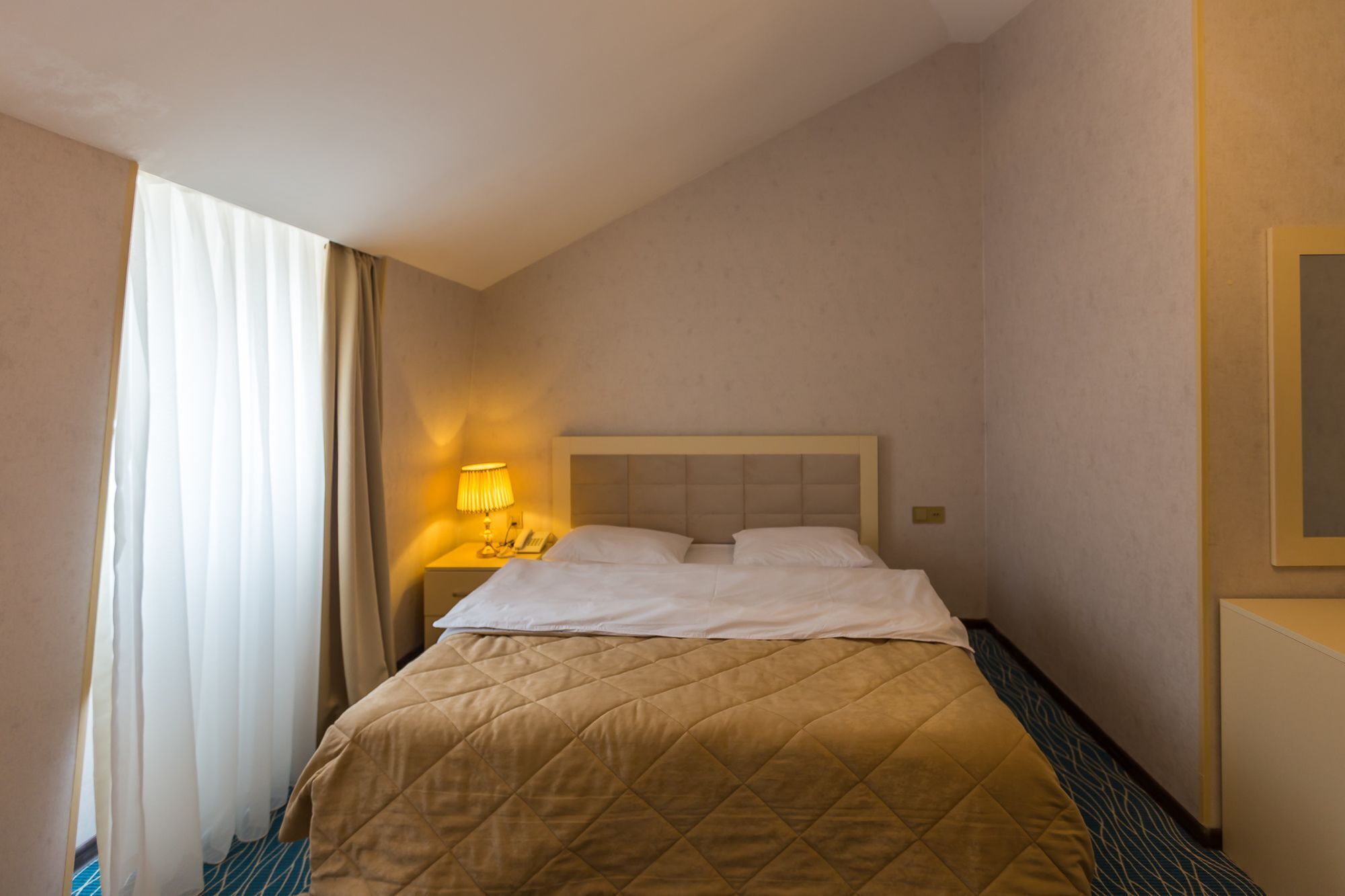 Ropa de cama de alta calidad, escritorio, sistema de insonorización