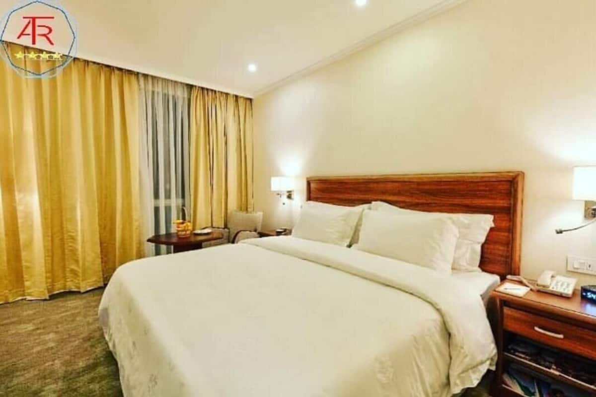 Habitación estándar doble | Ropa de cama de alta calidad, minibar, caja fuerte y escritorio