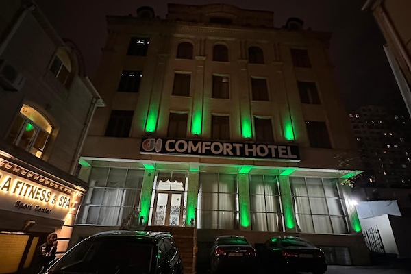 Fachada de la propiedad por la tarde o noche