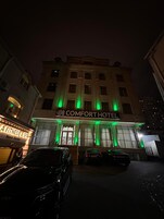 Voorkant accommodatie - avond/nacht