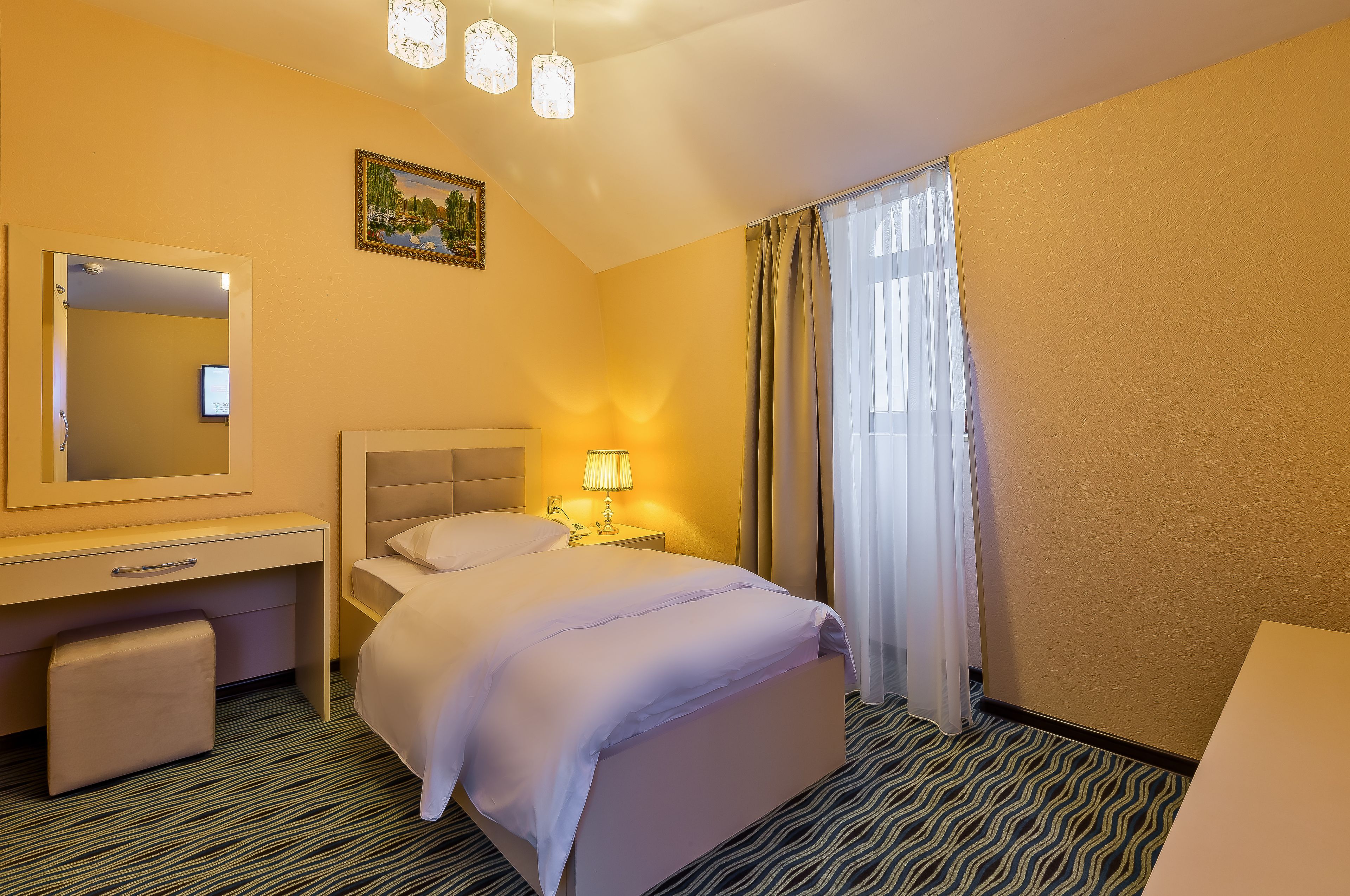 economy single room, 1 bedroom, smoking | premium bedding, minibar, in-room safe, desk