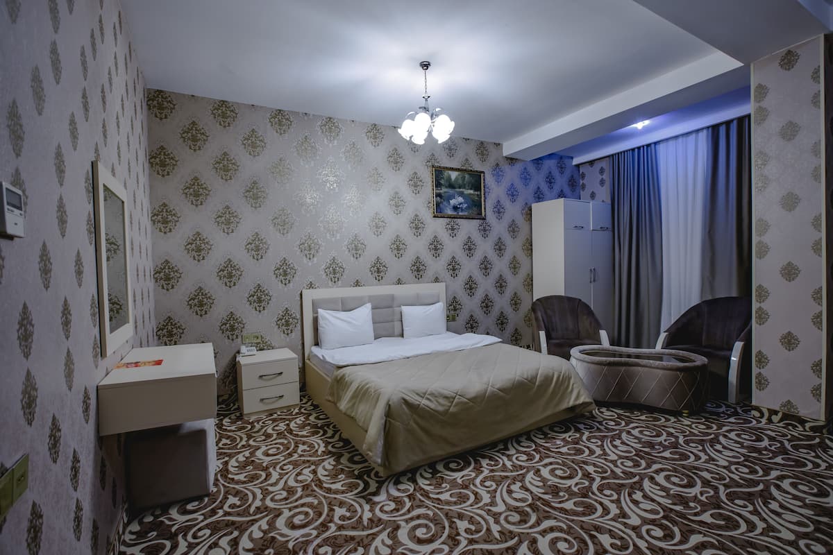 Suite, 1 Queen Bed | Premium bedding, minibar, in-room safe, desk