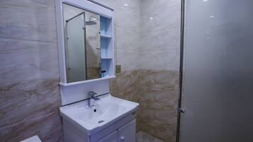 バスルーム | バスアメニティ (無料)、ヘアドライヤー、スリッパ、タオル