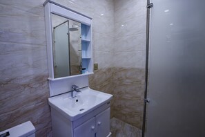 Bathroom | Free toiletries, hair dryer, slippers, towels - Comfort Hotel Baku (Baku)