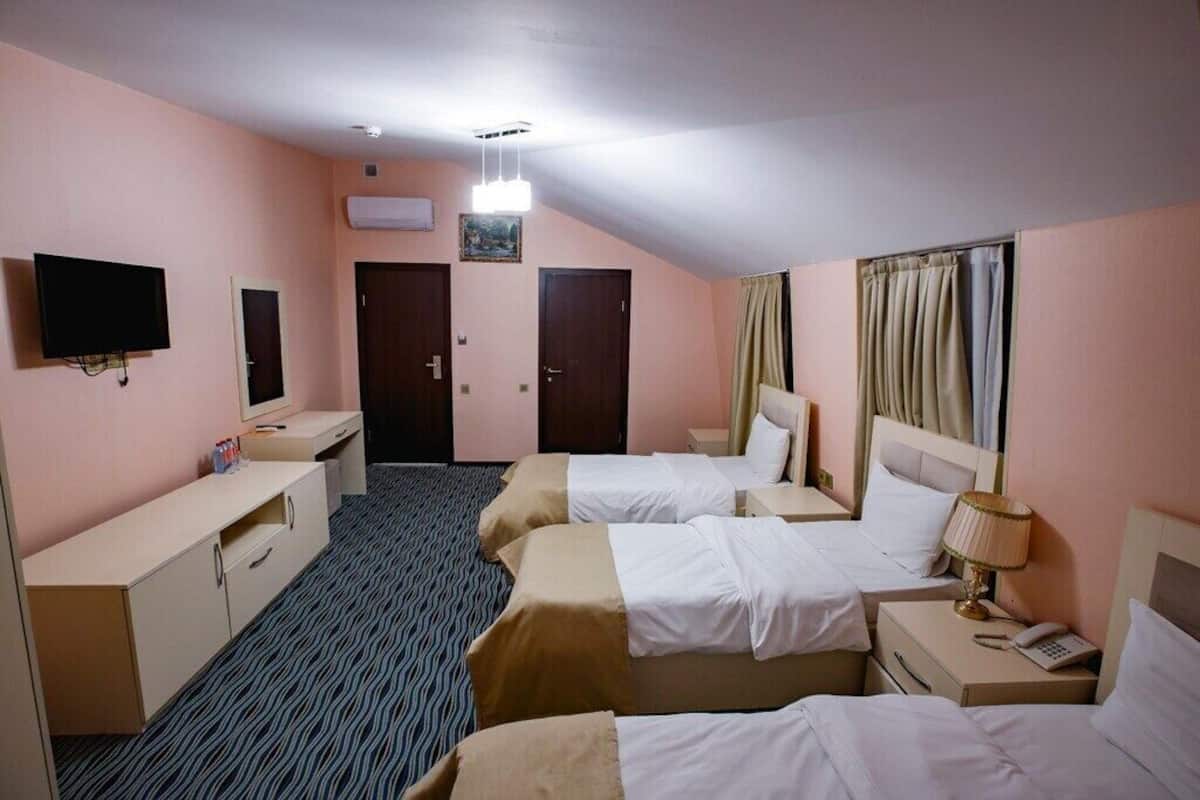 Habitación Deluxe con 2 camas individuales | Ropa de cama de alta calidad, minibar, caja fuerte y escritorio