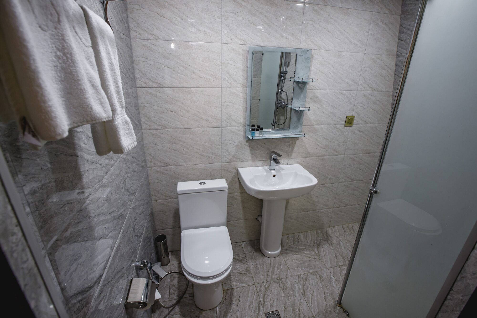 Artículos de higiene personal gratuitos, secador de pelo y zapatillas