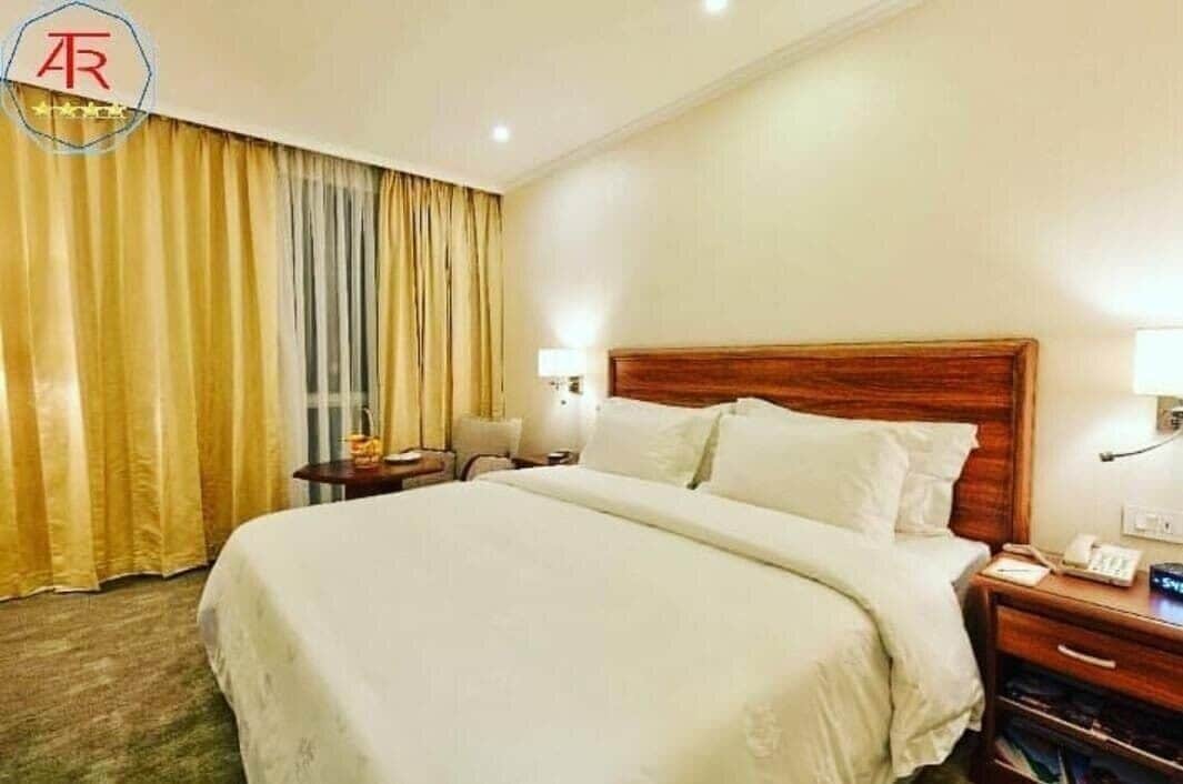 Roupas de cama premium, escrivaninha, quartos à prova de som