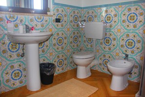 Double Room, Garden View | Bathroom | Shower, free toiletries, hair dryer, bidet - Casale Racalmare (Grotte)