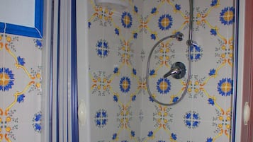 Chambre Double, vue jardin | Douche de la salle de bain