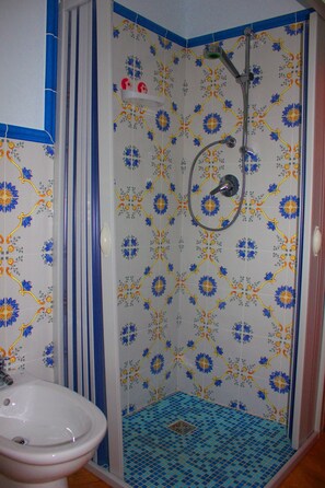 Chambre Double, vue jardin | Douche de la salle de bain