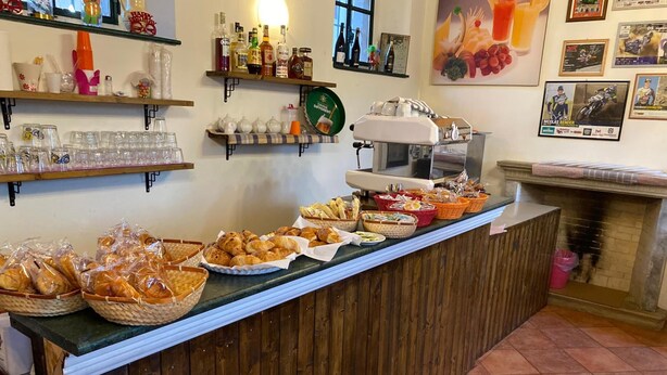 Een buffet met diverse gerechten en drankjes.