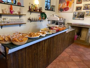 Un mostrador de buffet con diversos alimentos y bebidas.