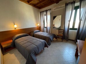 Minibar, coffres-forts dans les chambres, bureau, chambres insonorisées