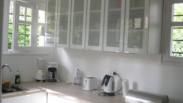 Een koffiezetapparaat/waterkoker, een koelkast, een microgolfoven