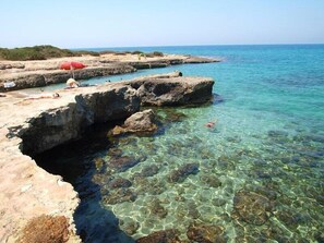 Una spiaggia nelle vicinanze, lettini da mare