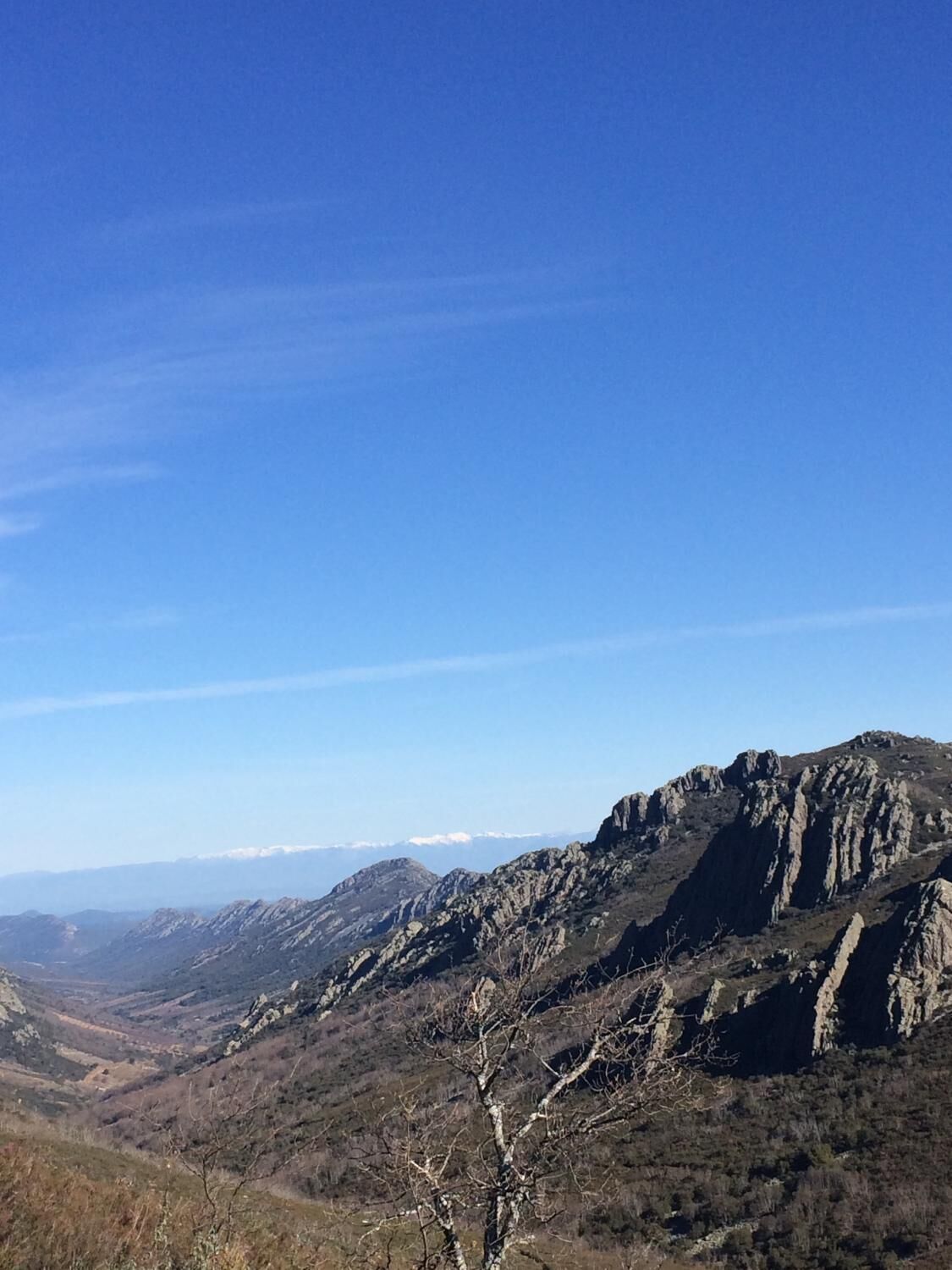 Un paysage montagneux caractérisé par un terrain rocheux et une végétation clairsemée.
