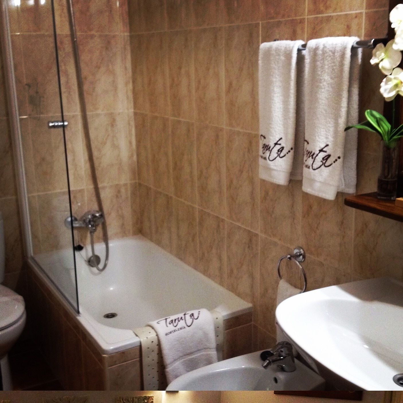 Badewanne, kostenlose Toilettenartikel, Haartrockner, Bademäntel