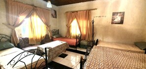 Habitación cuádruple | Escritorio, cunas gratuitas, camas extra y wifi