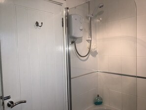 House, 3 Bedrooms | Bathroom shower