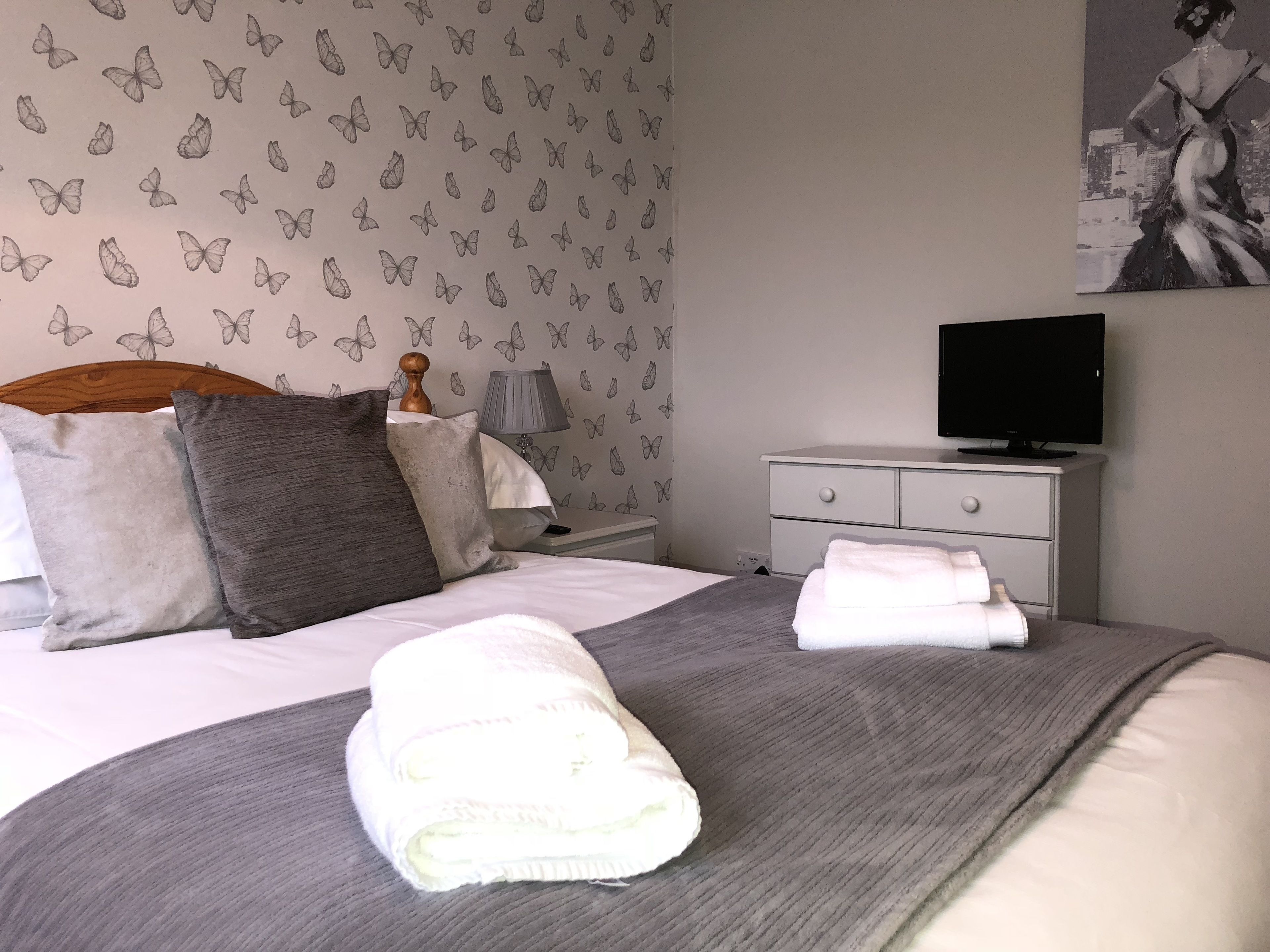 3 bedrooms, premium bedding, iron/ironing board, free cots/infant beds