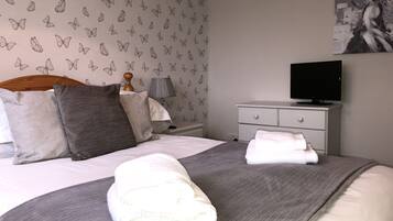 House, 3 Bedrooms | 3 bedrooms, premium bedding, iron/ironing board, free cots/infant beds